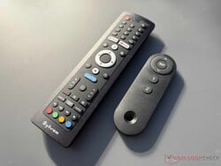À esquerda, o comando da smart TV; à direita, o do elevador da TV no aparador.