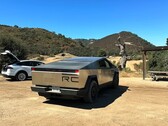 Cybertruck levantado em teste off-road (imagem: MuddyRuttzz/YT)