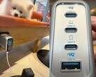 As três portas USB-C e a quarta porta USB-A estão presentes na parte inferior do carregador de parede Anker Zolo 140W. (Fonte da imagem: Xiao Li TV via YouTube)