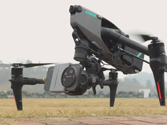 A Xiaomi foi um pouco além com a amostra de vídeo. Na foto: Xiaomi 17 Ultra acoplado a um drone. (Fonte da imagem: Xiaomi)