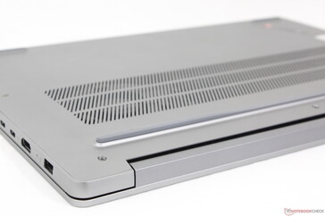 Mais grades de ventilação do que na variante de 14 polegadas do IdeaPad Pro 5 14