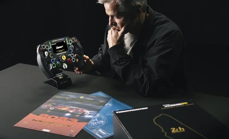 O volante Thrustmaster Ferrari 499P em escala 1:1 apresenta controles retroiluminados e um design autêntico.