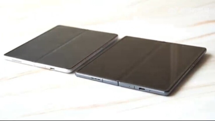 Samsung Galaxy Z Fold3 à esquerda.