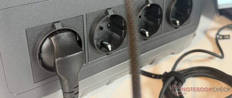 O Anker Solix C1000 Gen 2 ainda tem quatro tomadas AC na frente