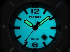 Casio Pro Trek PRJ-01AE-8, que brilha em turquesa no escuro, com ponteiros e mostrador iluminados.