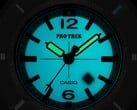 Casio Pro Trek PRJ-01AE-8, que brilha em turquesa no escuro, com ponteiros e mostrador iluminados.