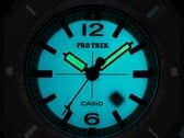 Casio Pro Trek PRJ-01AE-8, que brilha em turquesa no escuro, com ponteiros e mostrador iluminados.