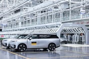 O primeiro robotaxi Xpeng GX produzido em série sai da linha de produção