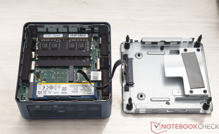 O Geekom Mini IT13 2025 Edition com a parte inferior aberta