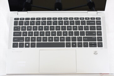 A HP acrescentou novas funções de teclado que não estavam presentes no EliteBook x360 1040 G5 como o obturador da câmera e as teclas programáveis HP