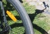Os pneus oferecem uma boa aderência, mas não são pneus de MTB