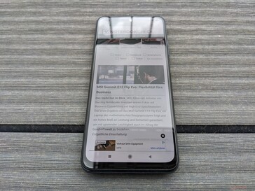 Xiaomi Redmi Note 10S ao ar livre em um dia nublado