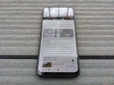 Xiaomi Redmi Note 10S ao ar livre em um dia nublado