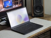 Schenker Connect 15 em uma superfície cinza sobre a mesa