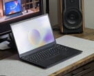 Schenker Connect 15 em uma superfície cinza sobre a mesa