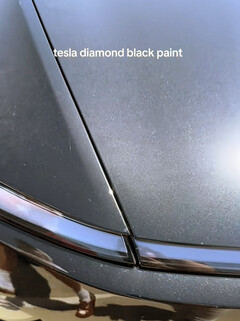 O visual do novo Modelo Y na cor Diamond Black sob a luz do sol. (Fonte da imagem: Katalina/TikTok)