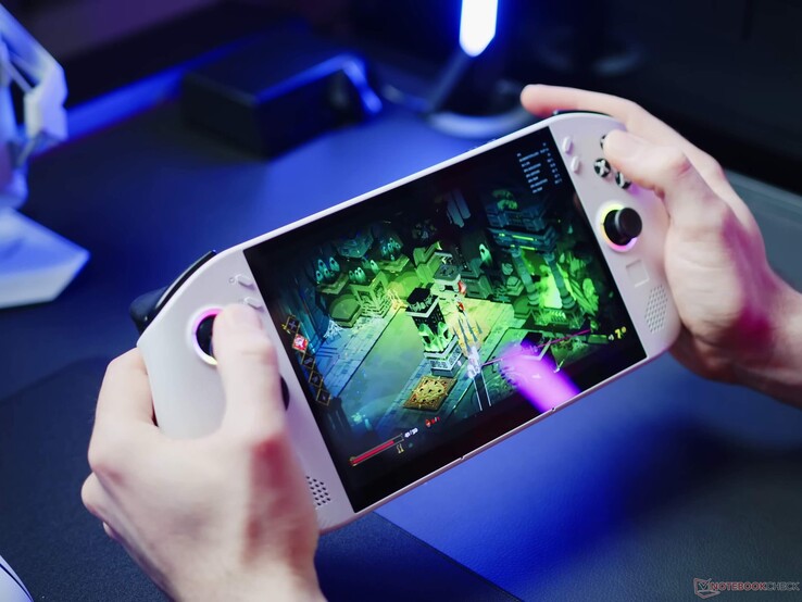 Essa SKU específica do Legion Go S tem 32 GB de RAM LPDDR5X e 1 TB de armazenamento.