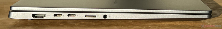 Esquerda: HDMI 2.1, 2x USB-C 4.0 com Thunderbolt 4 (40 Gbit/s, DisplayPort, Power Delivery), leitor de cartão microSD, conector de áudio de 3,5 mm