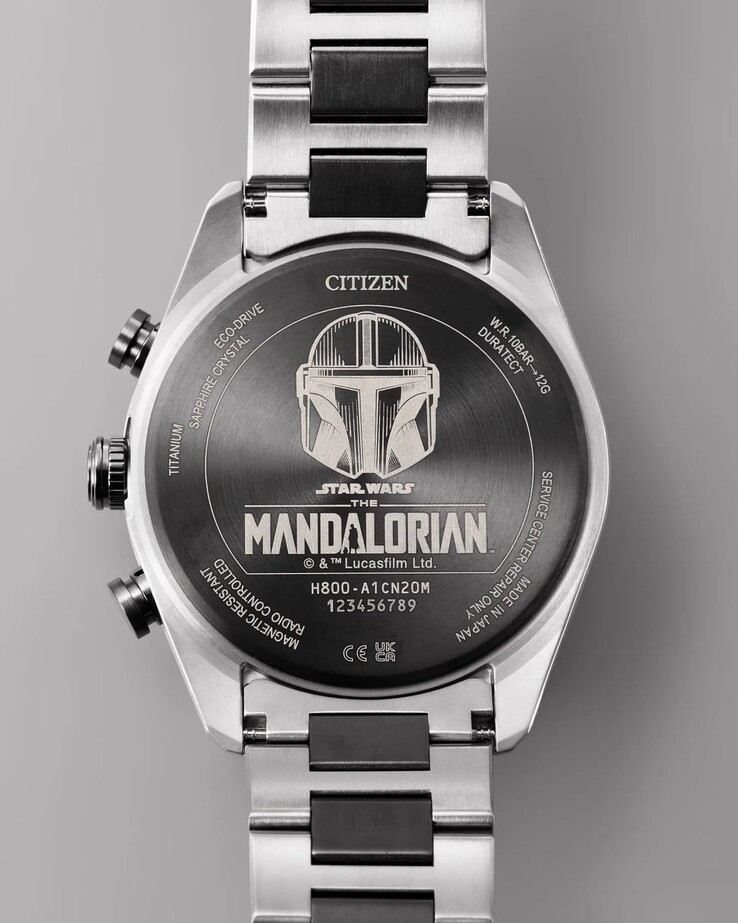 O fundo da caixa apresenta um capacete Mandaloriano gravado e a marca Star Wars.