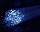 A FCC está tomando medidas para aumentar a segurança dos cabos submarinos nos EUA. Na foto: Um cabo de fibra óptica (Fonte da imagem: Denny Muller, Unsplash)