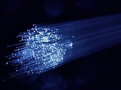 A FCC está tomando medidas para aumentar a segurança dos cabos submarinos nos EUA. Na foto: Um cabo de fibra óptica (Fonte da imagem: Denny Muller, Unsplash)