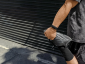 O smartwatch Charge 6 da Fitbit (na foto) está recebendo uma nova atualização. (Fonte da imagem: Google)