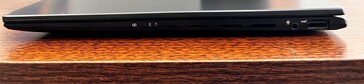 Esquerda: Leitor MicroSD, conector 3.5mm, 1x USB-A 3.2 Gen2