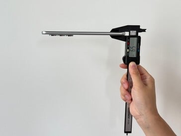 Espessura do Infinix Hot 60 Pro+ (Fonte da imagem: UniverseIce on X)