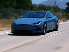 O Tesla Model S Plaid 2026 em uma nova cor Frost Blue Metallic (Fonte da imagem: Jay Leno Garage/YT)