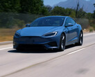 O Tesla Model S Plaid 2026 em uma nova cor Frost Blue Metallic (Fonte da imagem: Jay Leno Garage/YT)