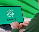 Um homem está digitando em um laptop com o logotipo do ChatGPT visível na tela