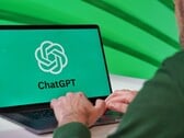 Um homem está digitando em um laptop com o logotipo do ChatGPT visível na tela
