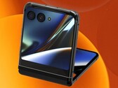 O próximo smartphone carro-chefe da Motorola, o Razr, e sua enorme tela de cobertura. (Fonte da imagem: Evan Blass)