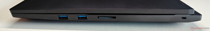 Direita: 2x USB-A 3.2 Gen.1 (5 GBit/s), leitor de cartão SD, trava Kensington Nano Saver Lock