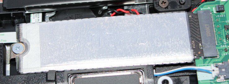 Um SSD PCIe 4 atua como a unidade do sistema.