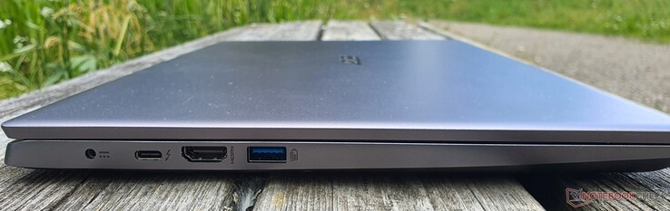 Portas, esquerda: tomada de carregamento, Thunderbolt 4, HDMI 2.0, USB-A 3.2 Gen1