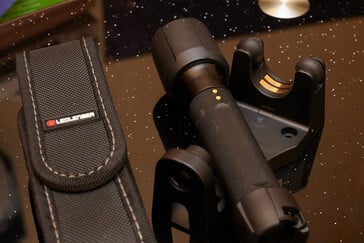 P7R Pro com dock e capa (Fonte da imagem: Andreas Sebayang/Notebookcheck.com)