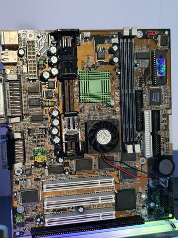 MSI MS-6168, baseada no chipset Intel 440ZX