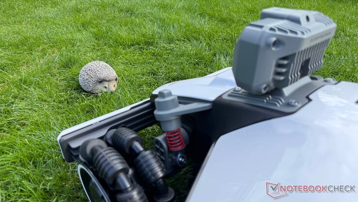 O Mammotion Luba Mini AWD LiDAR tem um desempenho perfeito na detecção de obstáculos