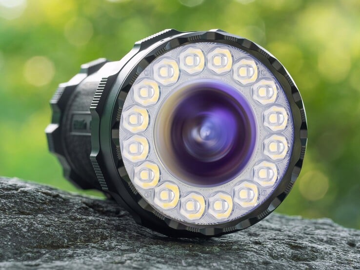 A Olight Marauder 3 possui um foco central com uma lente asférica e um anel de LEDs para o seu holofote.