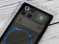 Aparentemente, a RedMagic está permitindo que seus novos telefones para jogos ultrapassem os limites de segurança para pontuações altas. Na foto: a parte traseira do 11 Pro.