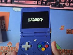 O BatleXP Flip em uma de suas duas opções de cores de lançamento. (Fonte da imagem: Retro Gaming with Deadfred)