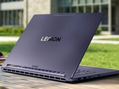 O Legion 7a 15ASH11 não contém portas traseiras, ao contrário de outros notebooks Legion 7 recentes.