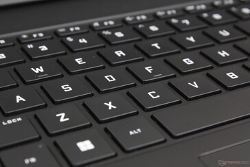 O feedback das teclas é leve e silencioso para um laptop grande para jogos