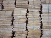 Altas pilhas de arquivos de papel agrupados, amarrados com barbante