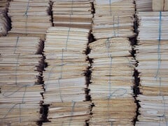 Altas pilhas de arquivos de papel agrupados, amarrados com barbante