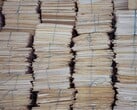 Altas pilhas de arquivos de papel agrupados, amarrados com barbante