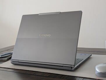 O modelo se parece com um ThinkBook clamshell normal visto de trás quando está no modo de 14 polegadas