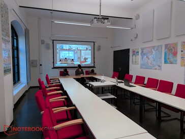 A sala do seminário, com um participante do Zoom entrando mais tarde