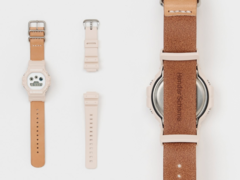 O relógio da colaboração Casio G-Shock x Hender Scheme DW-5900 (na foto) vem com uma caixa de resina totalmente bege e mostrador branco translúcido combinado com uma pulseira de couro feita à mão. (Fonte da imagem: Hender Scheme via Instagram))